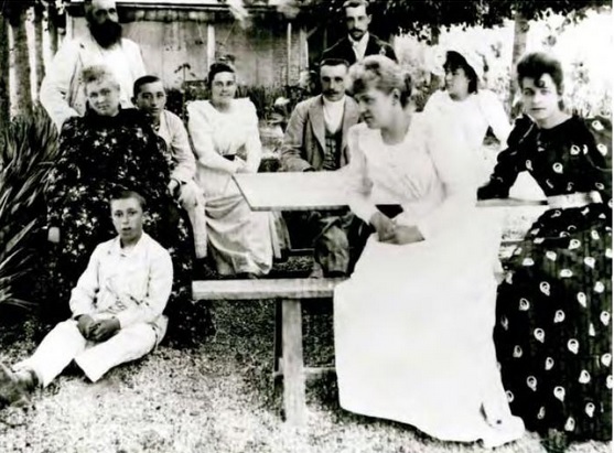 Impressionistst gossips The Monet and Hoschedé families c. 1880 from left to right: Claude Monet, Alice Monet, Jean-Pierre Hoschedé, Jacques Hoschedé, Blanche Hoschedé, Jean Monet, Michel Monet, Martha Hoschedé, Germaine Hoschedé, Suzanne Hoschedé.